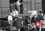 Standbild vertriebene Russen Grimma Deutschland, 1945, aus Sekunde 3 historischem Filmmaterial Videoclip 65675032575