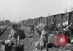 Standbild vertriebene Russen Grimma Deutschland, 1945, aus Sekunde 51 historischem Filmmaterial Videoclip 65675032575