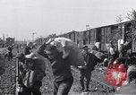 Standbild vertriebene Russen Grimma Deutschland, 1945, aus Sekunde 59 historischem Filmmaterial Videoclip 65675032575