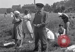Standbild vertriebene Russen Grimma Deutschland, 1945, aus Sekunde 32 historischem Filmmaterial Videoclip 65675032576