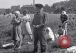Standbild vertriebene Russen Grimma Deutschland, 1945, aus Sekunde 34 historischem Filmmaterial Videoclip 65675032576