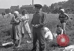 Standbild vertriebene Russen Grimma Deutschland, 1945, aus Sekunde 35 historischem Filmmaterial Videoclip 65675032576