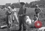 Standbild vertriebene Russen Grimma Deutschland, 1945, aus Sekunde 36 historischem Filmmaterial Videoclip 65675032576