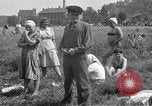 Standbild vertriebene Russen Grimma Deutschland, 1945, aus Sekunde 37 historischem Filmmaterial Videoclip 65675032576