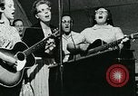 Image Renouveau de l'église fondamentaliste de montagnes des Appalaches Delphia Kentucky USA, 1962, de la seconde 20 séquences d'archives historiques vidéo 65675032602