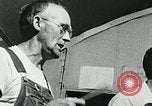 Image Renouveau de l'église fondamentaliste de montagnes des Appalaches Delphia Kentucky USA, 1962, de la seconde 33 séquences d'archives historiques vidéo 65675032602