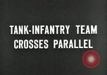 Standbild Us-Panzer und Infanterie im koreanischen Krieg 3 Korea, 1951, aus Sekunde 6 historischem Filmmaterial Videoclip 65675032631
