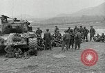 Standbild Us-Panzer und Infanterie im koreanischen Krieg 3 Korea, 1951, aus Sekunde 10 historischem Filmmaterial Videoclip 65675032631