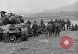 Standbild Us-Panzer und Infanterie im koreanischen Krieg 3 Korea, 1951, aus Sekunde 11 historischem Filmmaterial Videoclip 65675032631