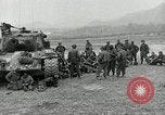 Standbild Us-Panzer und Infanterie im koreanischen Krieg 3 Korea, 1951, aus Sekunde 12 historischem Filmmaterial Videoclip 65675032631