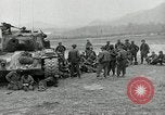 Standbild Us-Panzer und Infanterie im koreanischen Krieg 3 Korea, 1951, aus Sekunde 13 historischem Filmmaterial Videoclip 65675032631