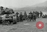 Standbild Us-Panzer und Infanterie im koreanischen Krieg 3 Korea, 1951, aus Sekunde 14 historischem Filmmaterial Videoclip 65675032631