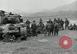 Standbild Us-Panzer und Infanterie im koreanischen Krieg 3 Korea, 1951, aus Sekunde 15 historischem Filmmaterial Videoclip 65675032631