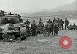 Standbild Us-Panzer und Infanterie im koreanischen Krieg 3 Korea, 1951, aus Sekunde 16 historischem Filmmaterial Videoclip 65675032631