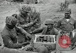 Standbild Us-Panzer und Infanterie im koreanischen Krieg 3 Korea, 1951, aus Sekunde 30 historischem Filmmaterial Videoclip 65675032631