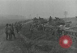Standbild Us-Panzer und Infanterie im koreanischen Krieg 3 Korea, 1951, aus Sekunde 37 historischem Filmmaterial Videoclip 65675032631