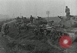 Standbild Us-Panzer und Infanterie im koreanischen Krieg 3 Korea, 1951, aus Sekunde 41 historischem Filmmaterial Videoclip 65675032631