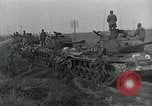 Standbild Us-Panzer und Infanterie im koreanischen Krieg 3 Korea, 1951, aus Sekunde 42 historischem Filmmaterial Videoclip 65675032631
