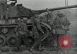 Standbild Us-Panzer und Infanterie im koreanischen Krieg 3 Korea, 1951, aus Sekunde 44 historischem Filmmaterial Videoclip 65675032631
