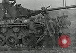 Standbild Us-Panzer und Infanterie im koreanischen Krieg 3 Korea, 1951, aus Sekunde 45 historischem Filmmaterial Videoclip 65675032631