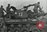 Standbild Us-Panzer und Infanterie im koreanischen Krieg 3 Korea, 1951, aus Sekunde 47 historischem Filmmaterial Videoclip 65675032631