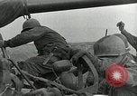 Standbild Us-Panzer und Infanterie im koreanischen Krieg 3 Korea, 1951, aus Sekunde 48 historischem Filmmaterial Videoclip 65675032631