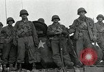 Standbild Us-Panzer und Infanterie im koreanischen Krieg 3 Korea, 1951, aus Sekunde 52 historischem Filmmaterial Videoclip 65675032631