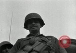 Standbild Us-Panzer und Infanterie im koreanischen Krieg 3 Korea, 1951, aus Sekunde 56 historischem Filmmaterial Videoclip 65675032631