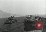 Standbild Us-Panzer und Infanterie im koreanischen Krieg 3 Korea, 1951, aus Sekunde 57 historischem Filmmaterial Videoclip 65675032631