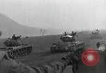 Standbild Us-Panzer und Infanterie im koreanischen Krieg 3 Korea, 1951, aus Sekunde 59 historischem Filmmaterial Videoclip 65675032631