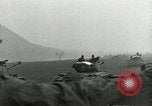 Standbild Us-Panzer und Infanterie im koreanischen Krieg 3 Korea, 1951, aus Sekunde 60 historischem Filmmaterial Videoclip 65675032631