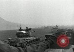 Standbild Us-Panzer und Infanterie im koreanischen Krieg 3 Korea, 1951, aus Sekunde 61 historischem Filmmaterial Videoclip 65675032631