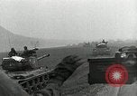 Standbild Us-Panzer und Infanterie im koreanischen Krieg 3 Korea, 1951, aus Sekunde 62 historischem Filmmaterial Videoclip 65675032631