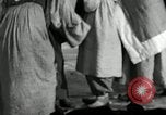Standbild koreanischen Fluechtlinge Pjöngjang Nordkorea, 1950, aus Sekunde 49 historischem Filmmaterial Videoclip 65675032637