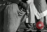 Standbild koreanischen Fluechtlinge Pjöngjang Nordkorea, 1950, aus Sekunde 51 historischem Filmmaterial Videoclip 65675032637