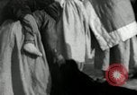 Standbild koreanischen Fluechtlinge Pjöngjang Nordkorea, 1950, aus Sekunde 59 historischem Filmmaterial Videoclip 65675032637