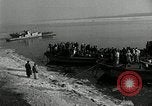 Standbild koreanischen Fluechtlinge Verschiffung über den Fluss Pjöngjang Nordkorea, 1950, aus Sekunde 5 historischem Filmmaterial Videoclip 65675032638