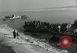 Standbild koreanischen Fluechtlinge Verschiffung über den Fluss Pjöngjang Nordkorea, 1950, aus Sekunde 6 historischem Filmmaterial Videoclip 65675032638