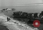 Standbild koreanischen Fluechtlinge Verschiffung über den Fluss Pjöngjang Nordkorea, 1950, aus Sekunde 7 historischem Filmmaterial Videoclip 65675032638
