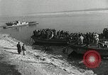 Standbild koreanischen Fluechtlinge Verschiffung über den Fluss Pjöngjang Nordkorea, 1950, aus Sekunde 8 historischem Filmmaterial Videoclip 65675032638