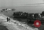 Standbild koreanischen Fluechtlinge Verschiffung über den Fluss Pjöngjang Nordkorea, 1950, aus Sekunde 9 historischem Filmmaterial Videoclip 65675032638