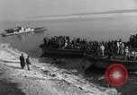 Standbild koreanischen Fluechtlinge Verschiffung über den Fluss Pjöngjang Nordkorea, 1950, aus Sekunde 14 historischem Filmmaterial Videoclip 65675032638