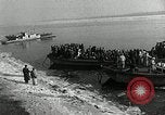 Standbild koreanischen Fluechtlinge Verschiffung über den Fluss Pjöngjang Nordkorea, 1950, aus Sekunde 15 historischem Filmmaterial Videoclip 65675032638