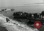 Standbild koreanischen Fluechtlinge Verschiffung über den Fluss Pjöngjang Nordkorea, 1950, aus Sekunde 17 historischem Filmmaterial Videoclip 65675032638
