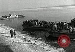 Standbild koreanischen Fluechtlinge Verschiffung über den Fluss Pjöngjang Nordkorea, 1950, aus Sekunde 18 historischem Filmmaterial Videoclip 65675032638
