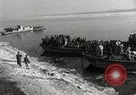 Standbild koreanischen Fluechtlinge Verschiffung über den Fluss Pjöngjang Nordkorea, 1950, aus Sekunde 19 historischem Filmmaterial Videoclip 65675032638