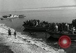 Standbild koreanischen Fluechtlinge Verschiffung über den Fluss Pjöngjang Nordkorea, 1950, aus Sekunde 20 historischem Filmmaterial Videoclip 65675032638