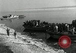 Standbild koreanischen Fluechtlinge Verschiffung über den Fluss Pjöngjang Nordkorea, 1950, aus Sekunde 21 historischem Filmmaterial Videoclip 65675032638