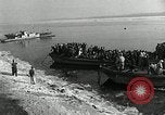 Standbild koreanischen Fluechtlinge Verschiffung über den Fluss Pjöngjang Nordkorea, 1950, aus Sekunde 22 historischem Filmmaterial Videoclip 65675032638