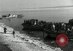 Standbild koreanischen Fluechtlinge Verschiffung über den Fluss Pjöngjang Nordkorea, 1950, aus Sekunde 23 historischem Filmmaterial Videoclip 65675032638